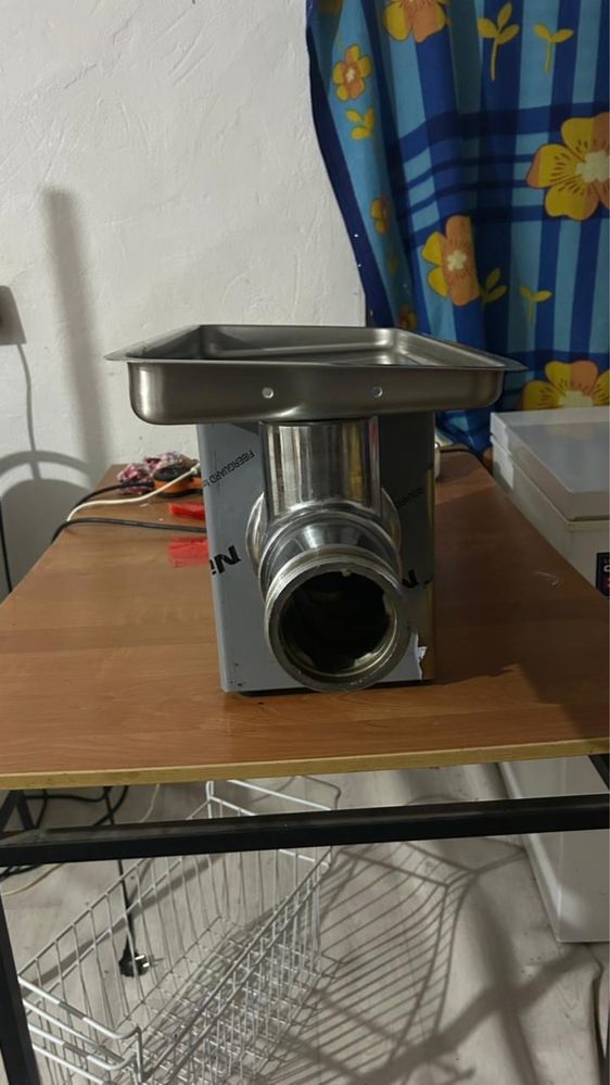 Продам 3 морозильника, и мясорубка все рабочие