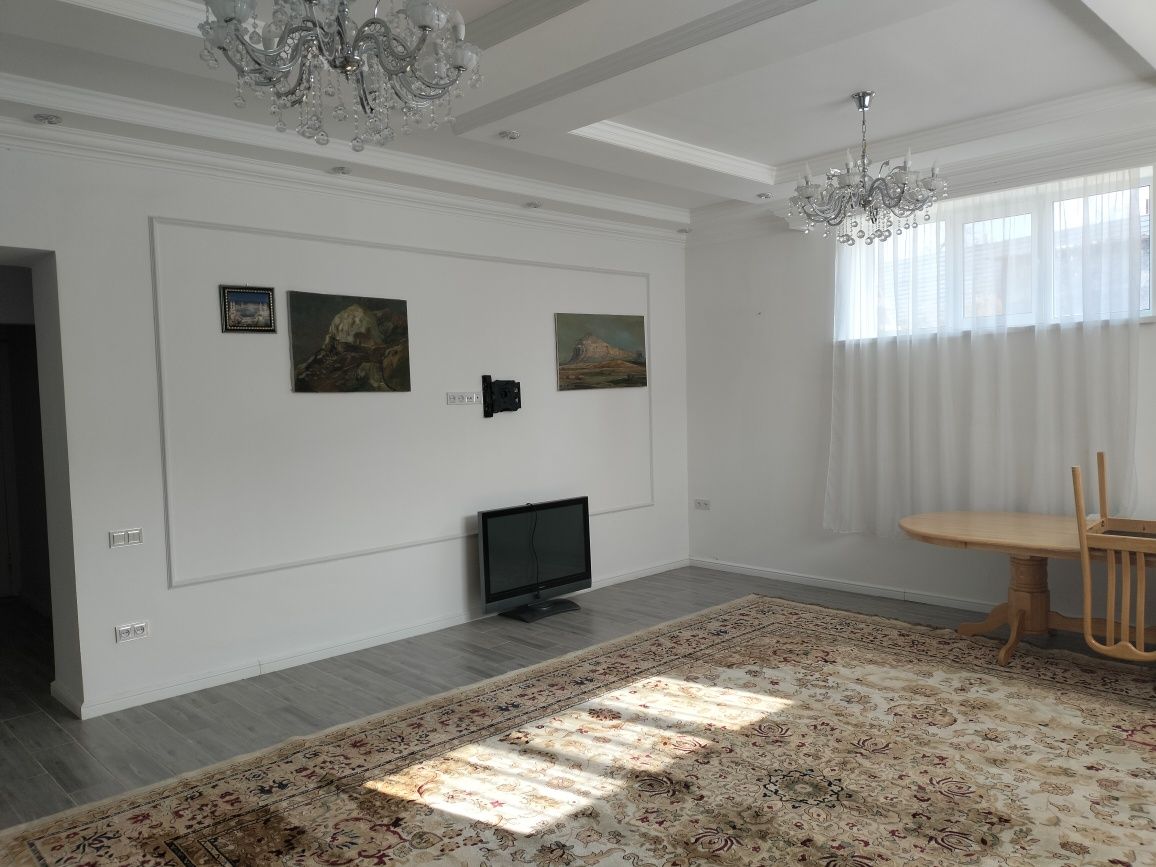 Дом кирпичный 280 кв, м. 7 жилых комат, 2 кухни, 4 сан узлов, котелная