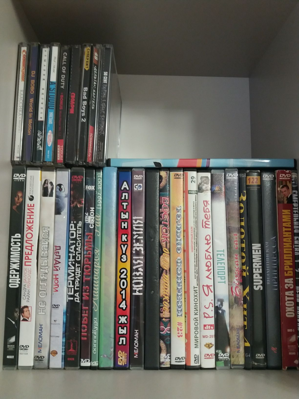 DVD и CD диски с фильмами