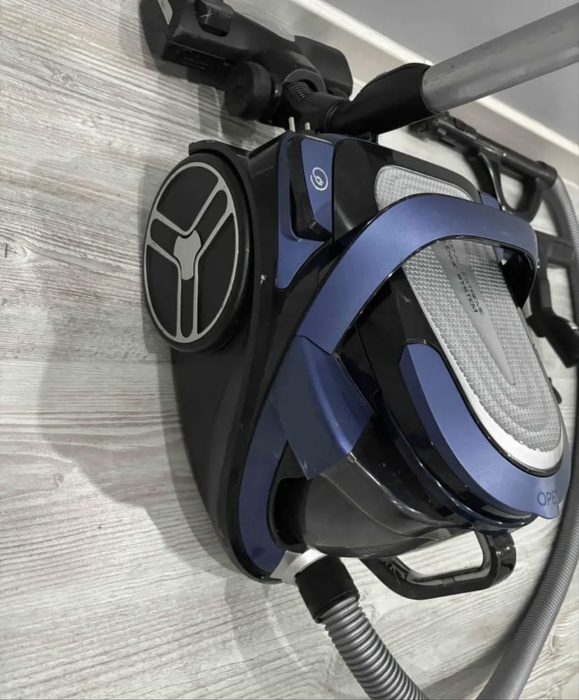 Пылесос с контейнером Tefal Silence Force Cyclonic TW7690EA