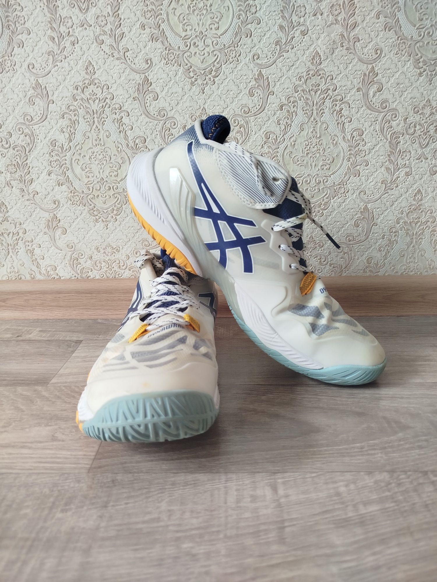Продам кроссовки asics metarise