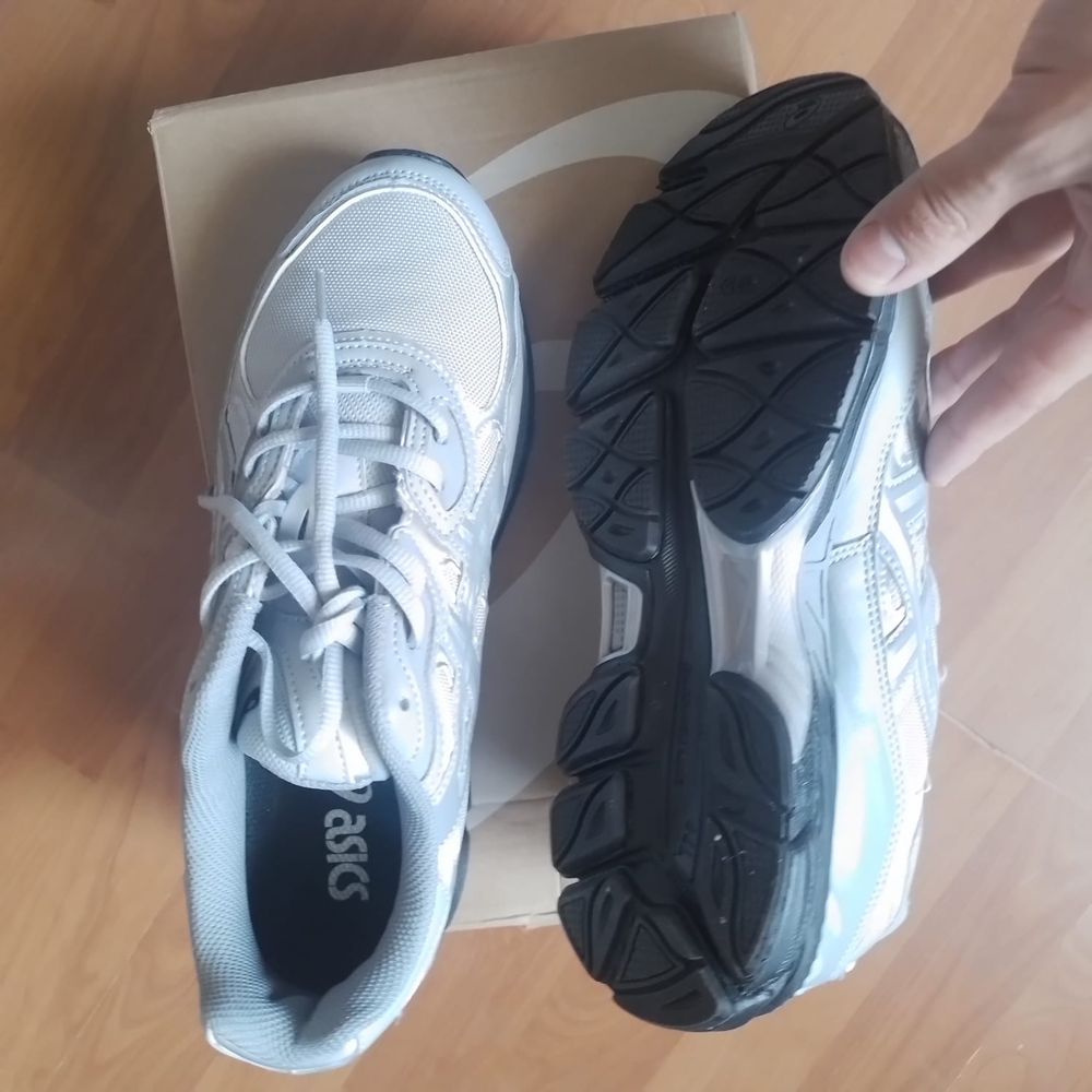 Отличные повседневные кроссовки бренда Asics (абсолютно новые)
