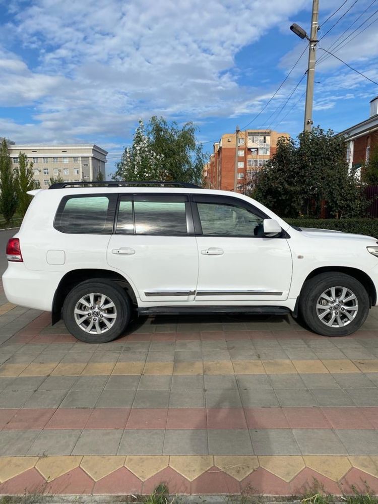 Тойота  LC 200  V-4,7 см3., 2009 г, европеец, подогрев всех сидений 3d