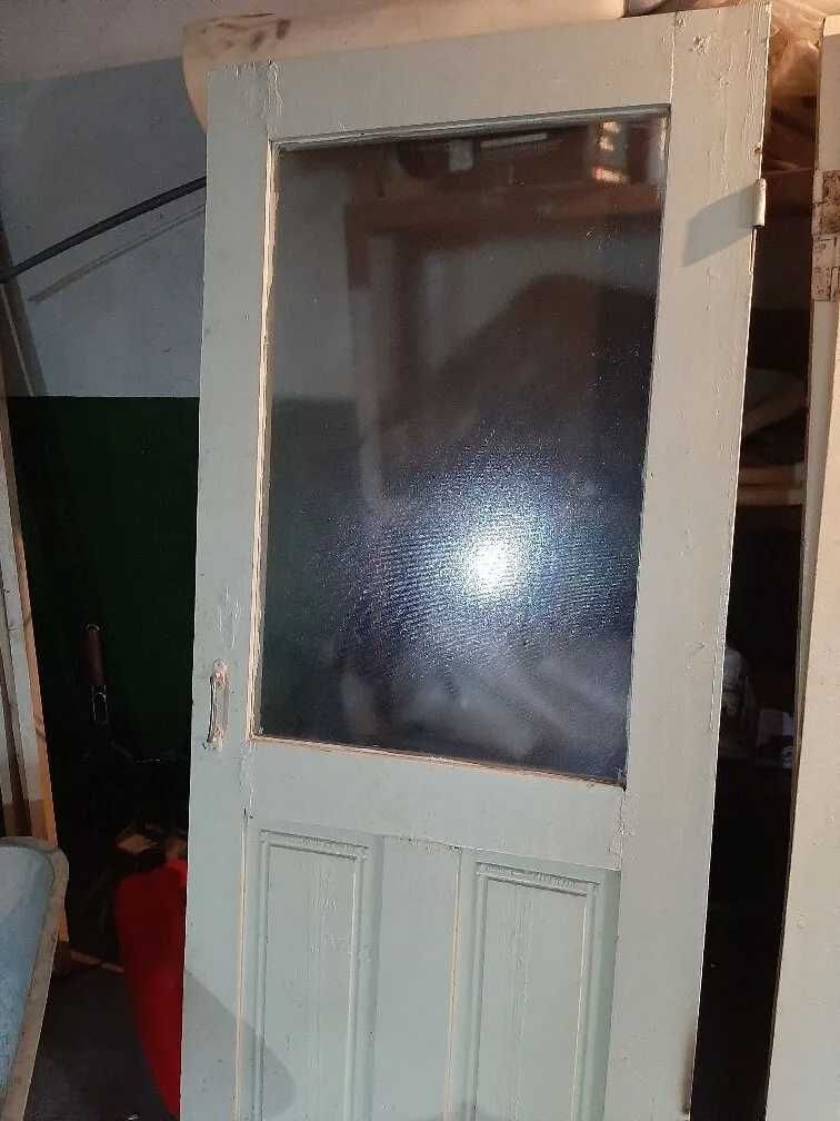 Продам двери б/у.