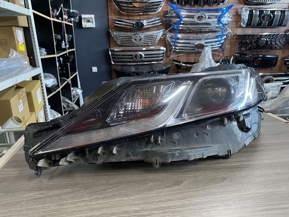 Фара для Toyota Camry 70 бу оргинал