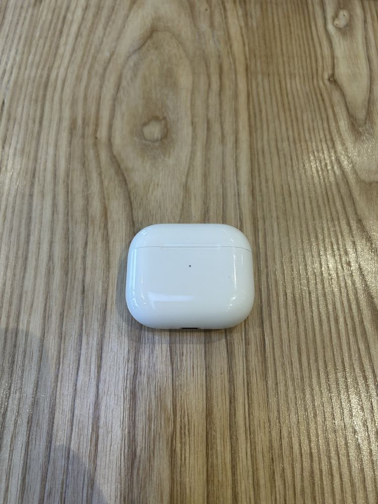 Продам оригинальный зарядный кейс от AirPods 3