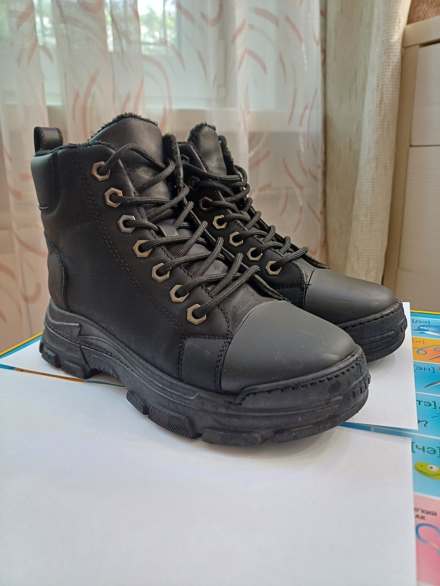 Продам женские ботинки