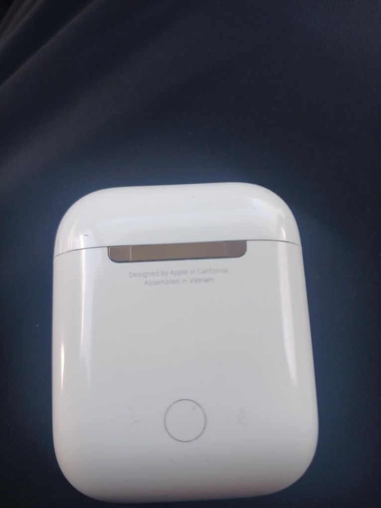 Продаю оригинальный airpods в хорошем состоянии