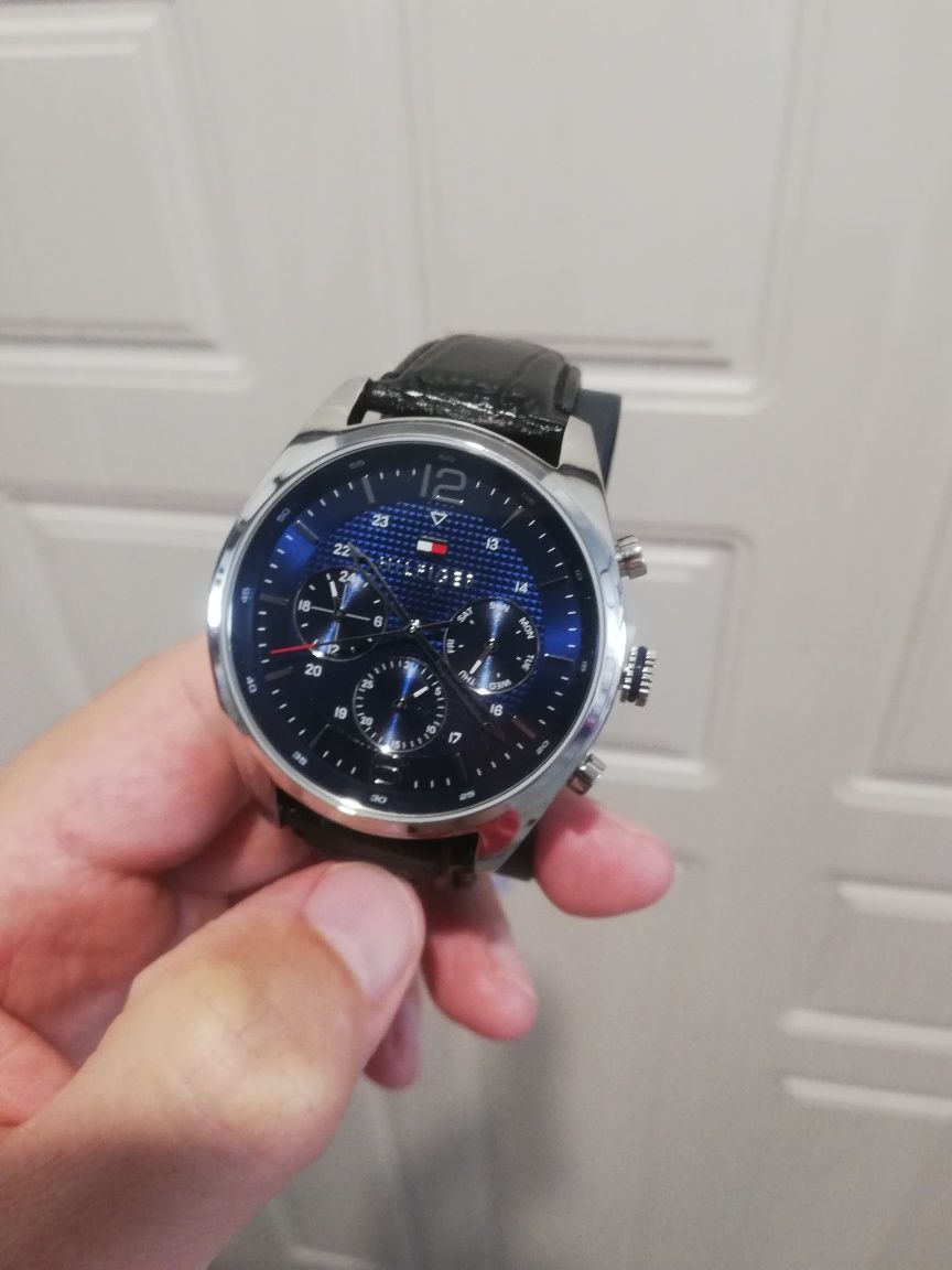 Продам часы TOMMY HILFIGER новые