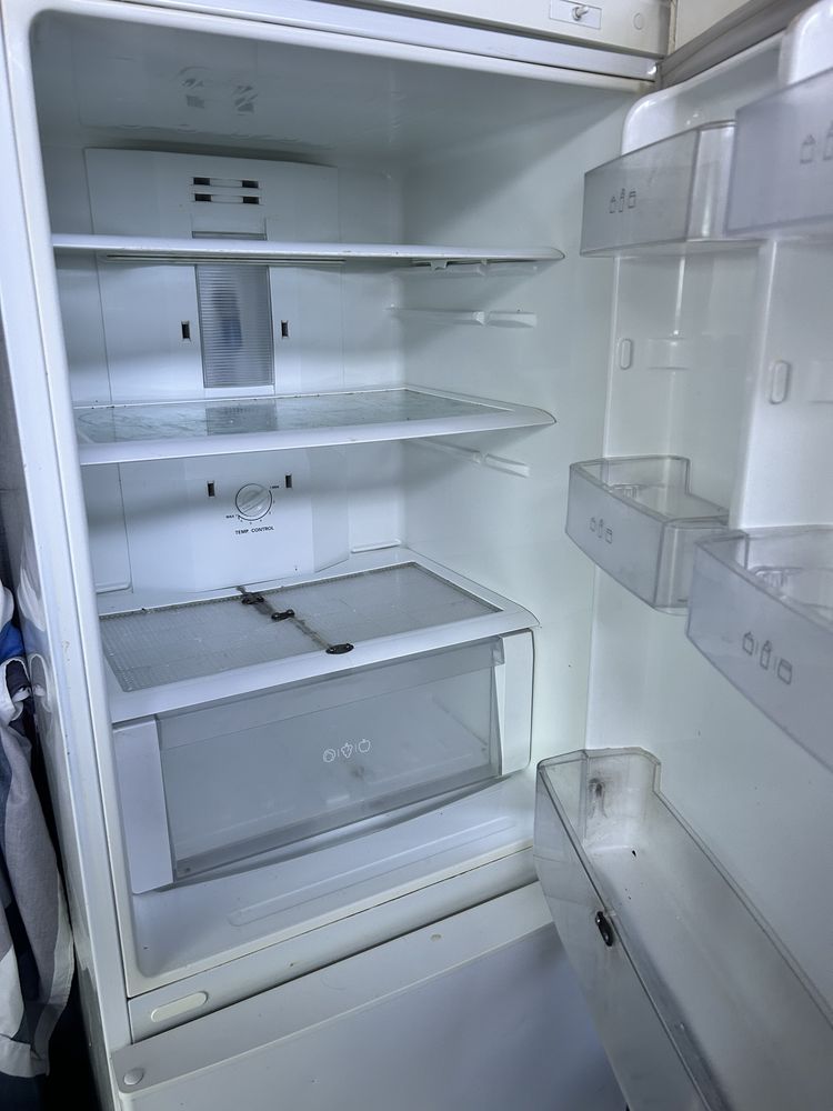 Продам холодильник надо заправит фрион