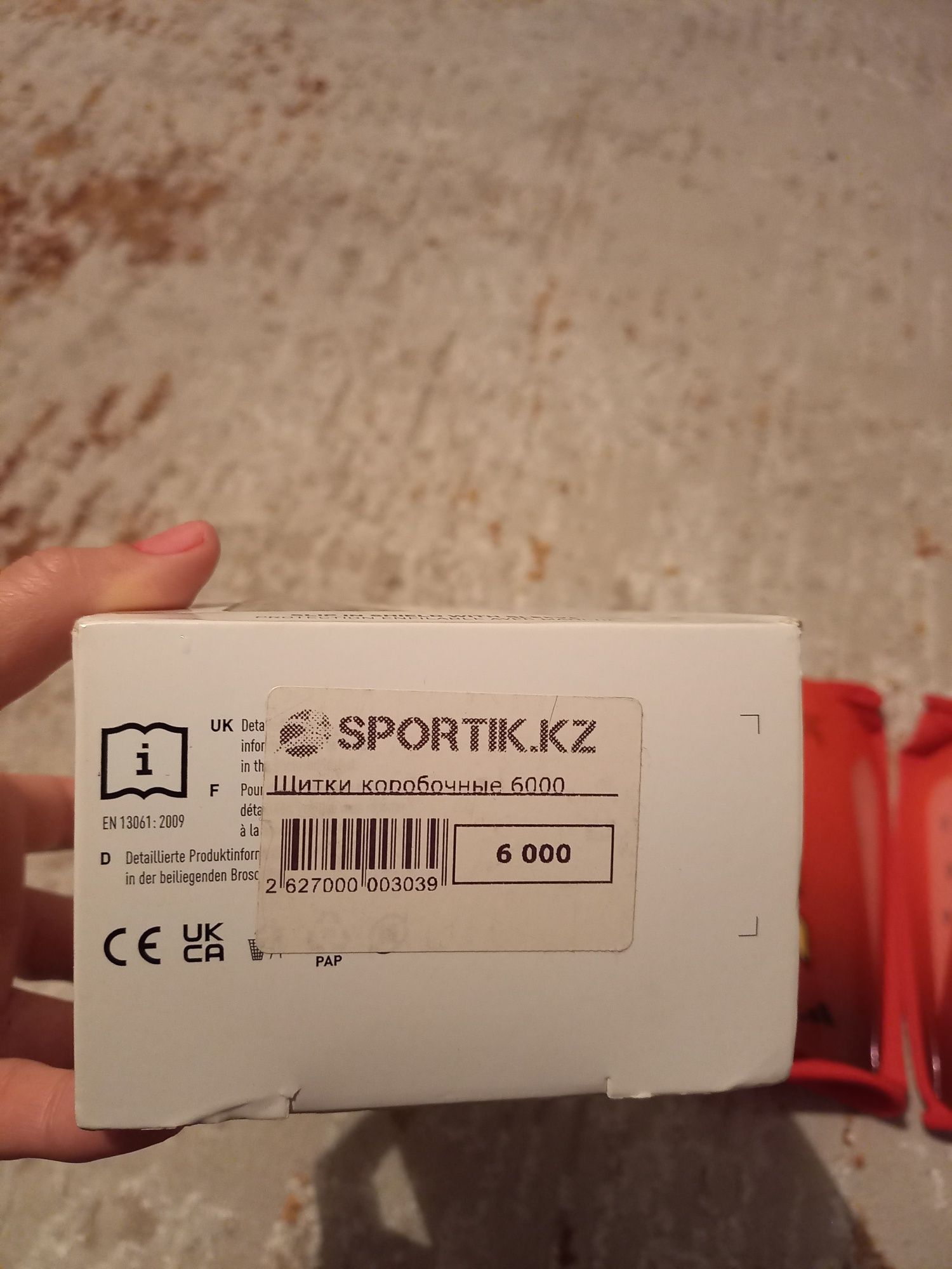 Продам футбольные щитки