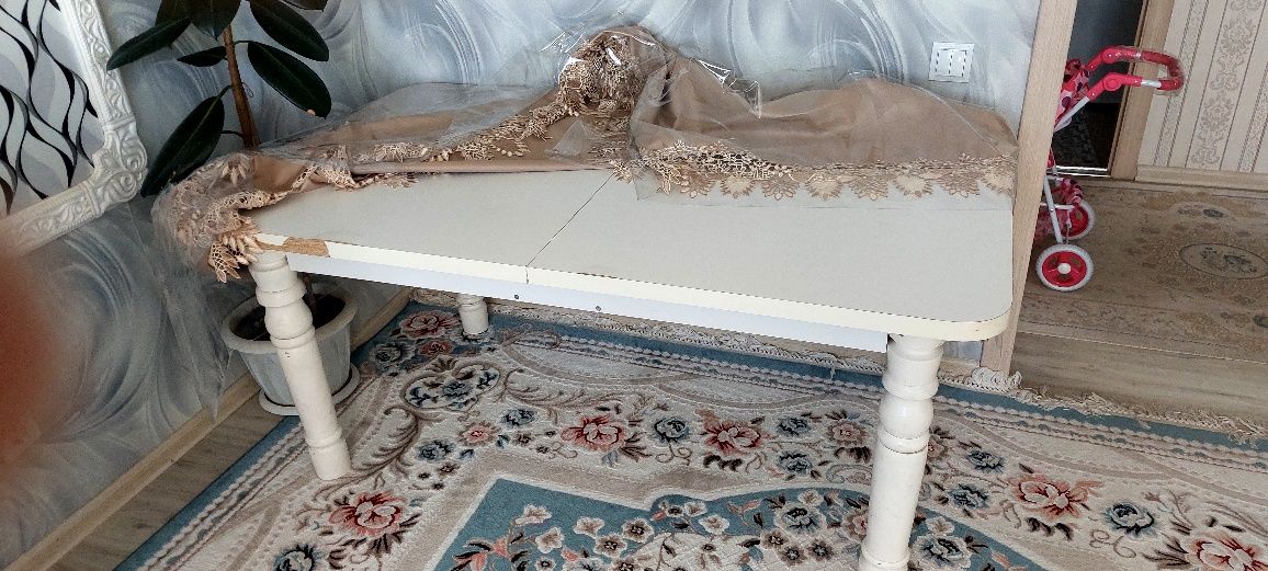 Диван 3×1.80м. Хорошо состаияние. И стол  сатылады. Екуі бірге 100000