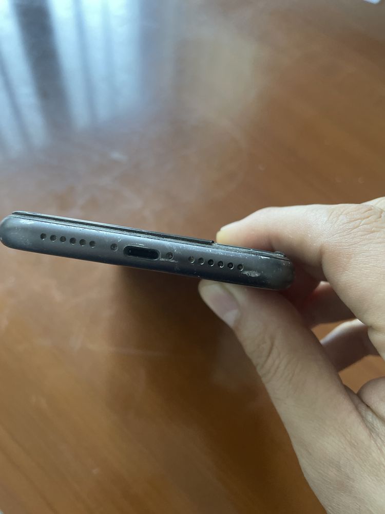 продается Iphone 11 черный на 128 гигов.