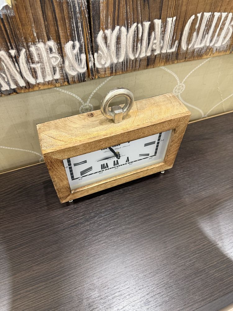 Часы в ретро стиле, деревянные.