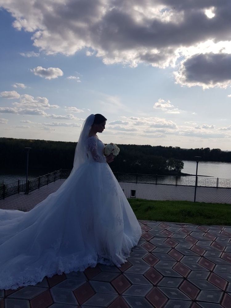 Свадебное платье со шлейфом