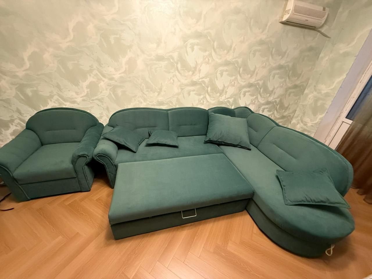 Диван раскладной  и кресло