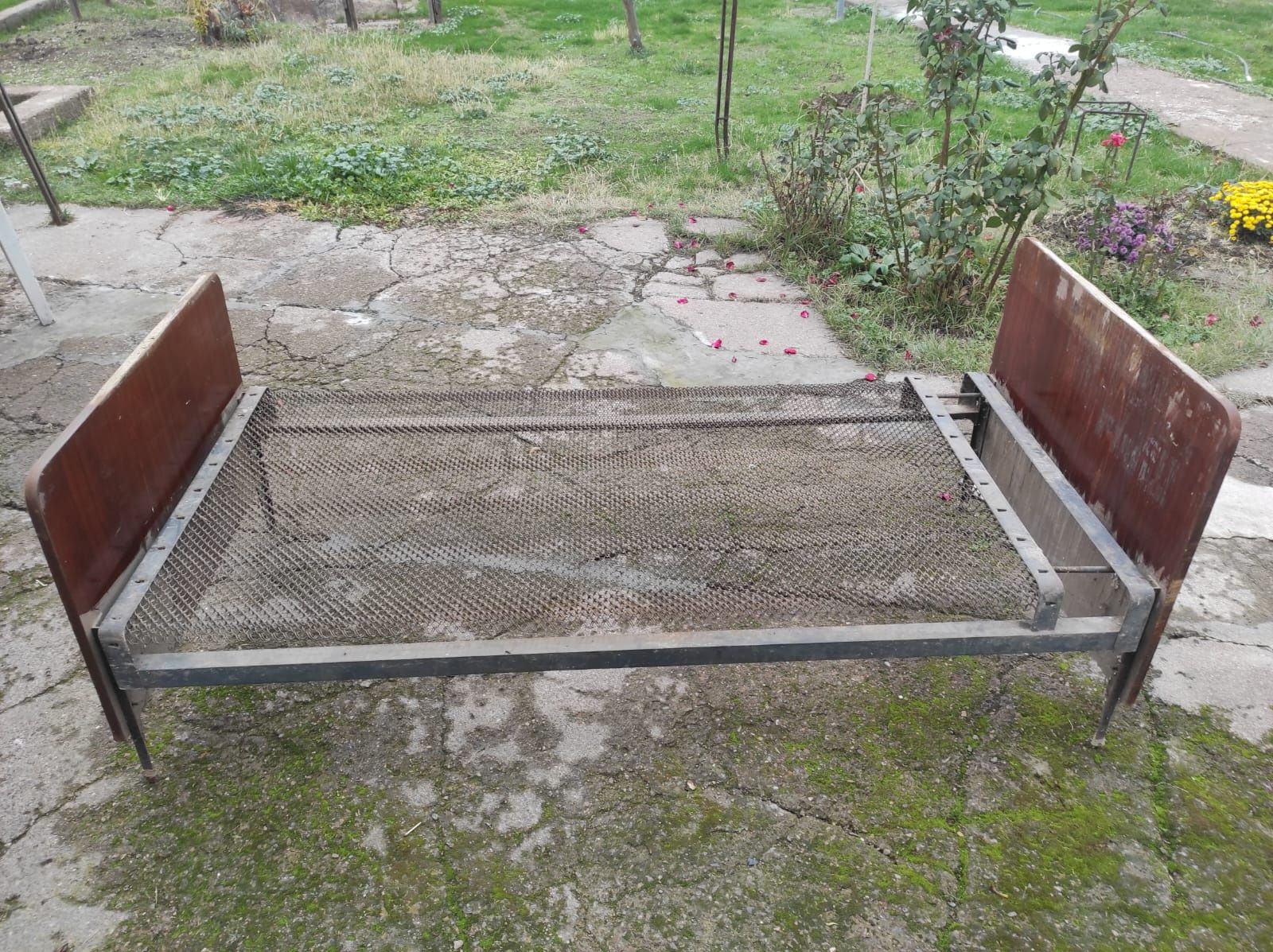 Кровать полутороспальная
