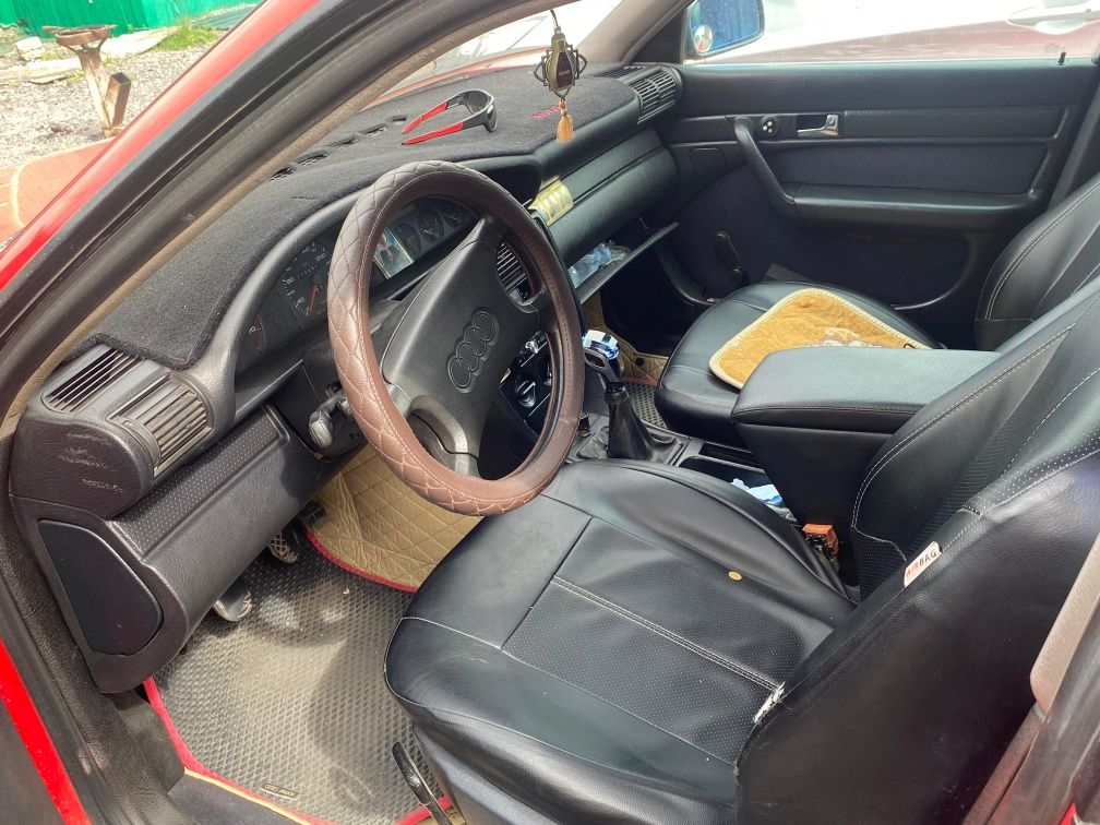Автомобиль ауди 100
