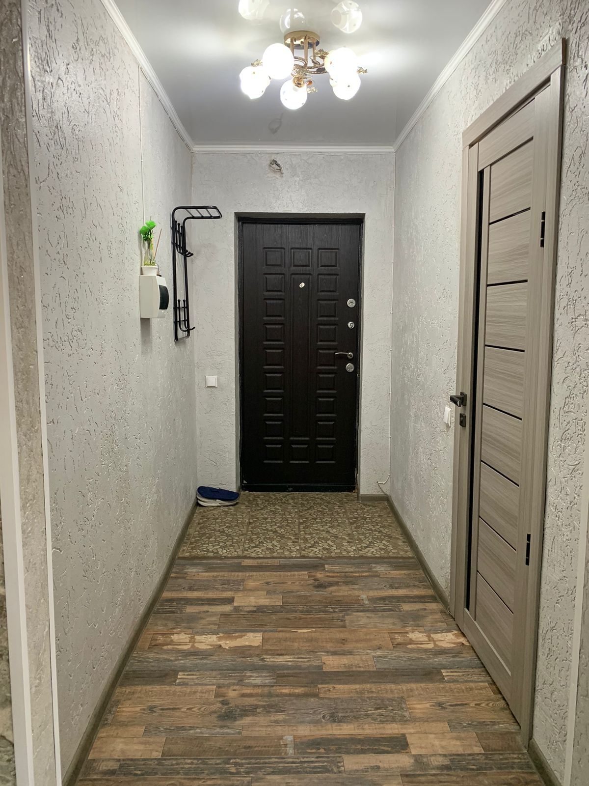Продам квартиру.  Ауэзова 102 5этаж