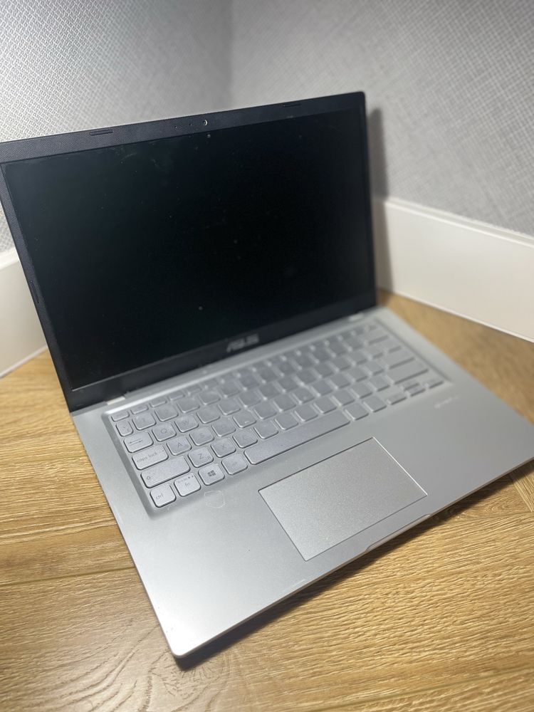 Ноутбук от ASUS в комплекте  есть сумка для него и беспроводной мышка