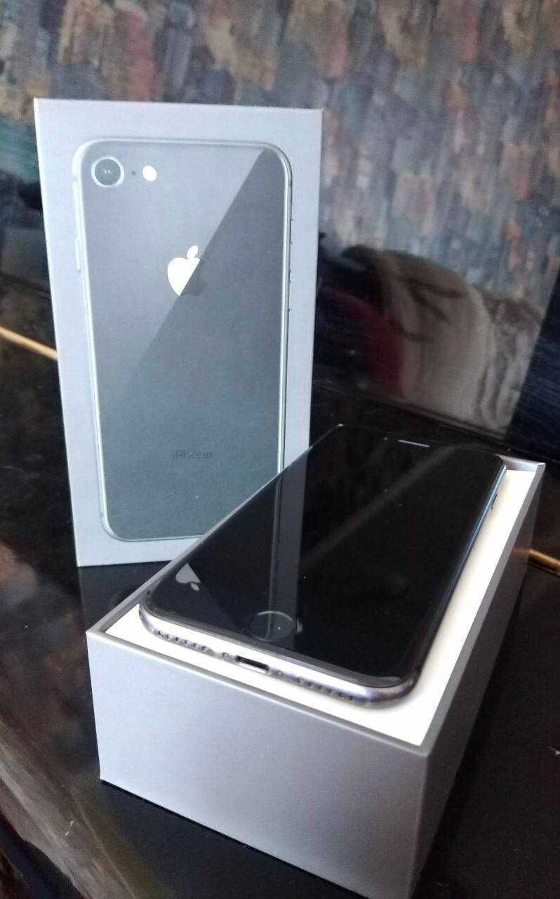 iPhone 8, состояние идеальное, коробка с документами