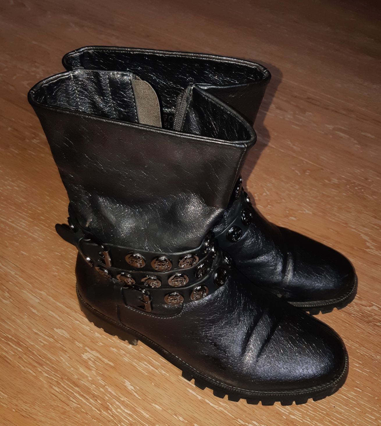Продам зимние женские сапоги.