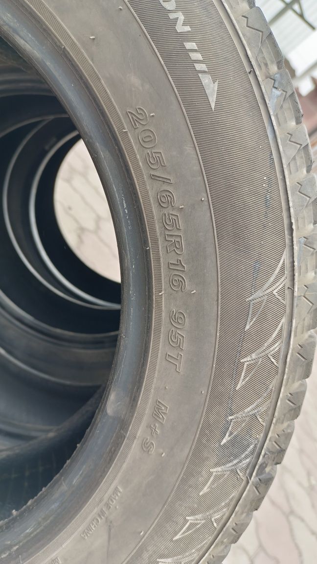 Шины летние Nexen, одна зимняя Goodride