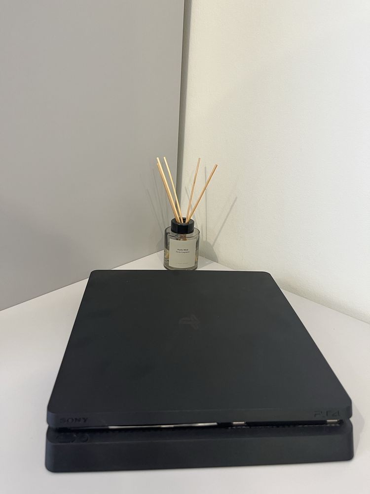 PlayStation 4 (2022) года + 3 игры в подарок