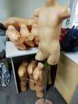 Продам оборудование для торгового отдела манекены,вешалки,