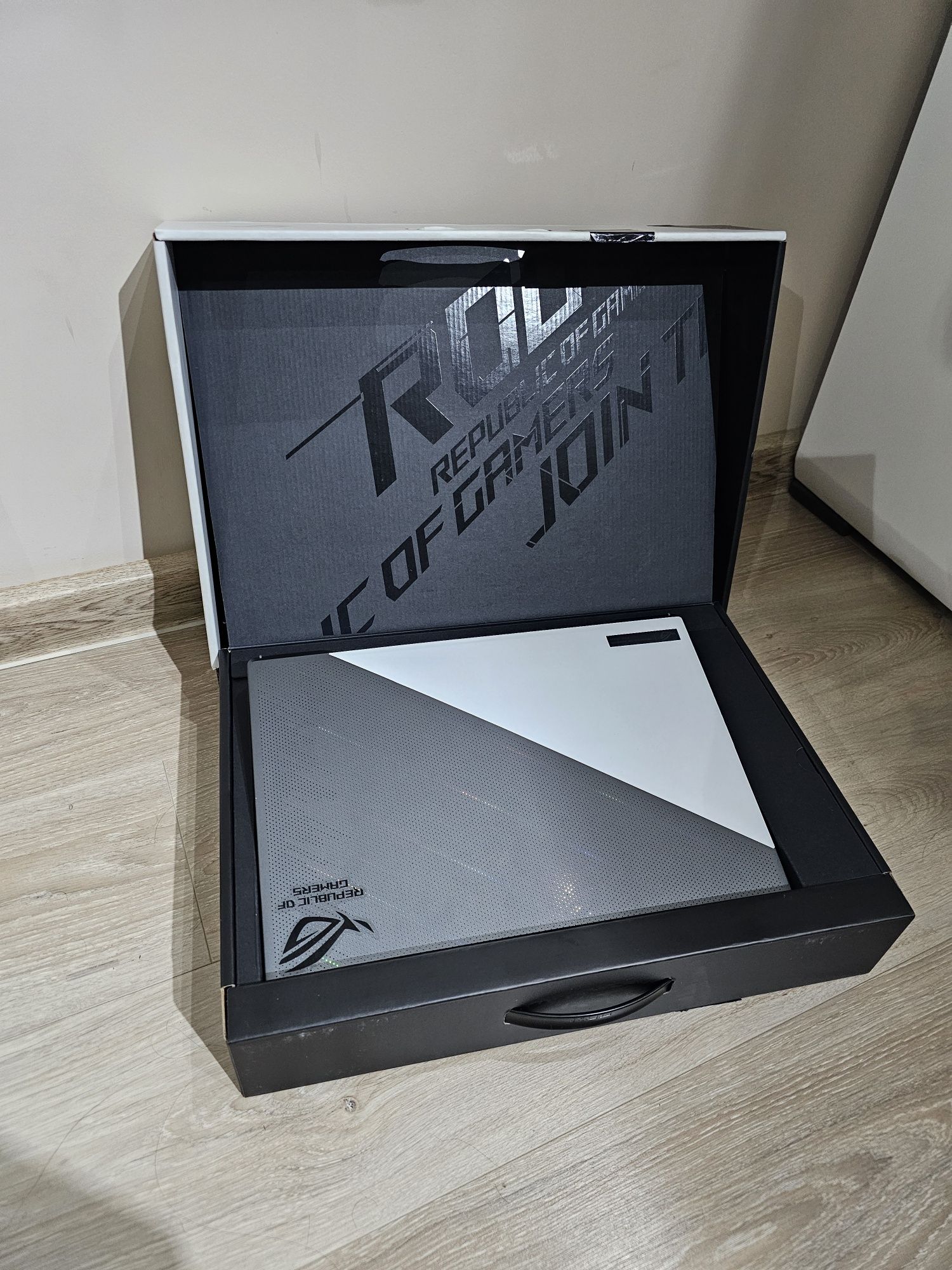 Профессиональный игровой ноутбук Asus ROG Zephyrus RTX 4070 i7 13-го п