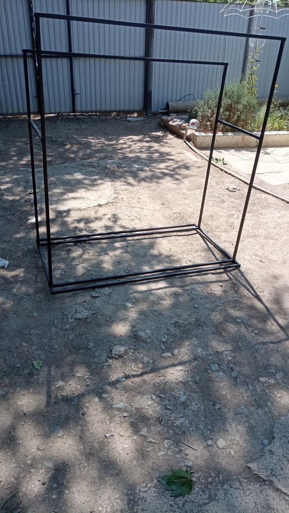 Вешалка напольная для вещевого магазина