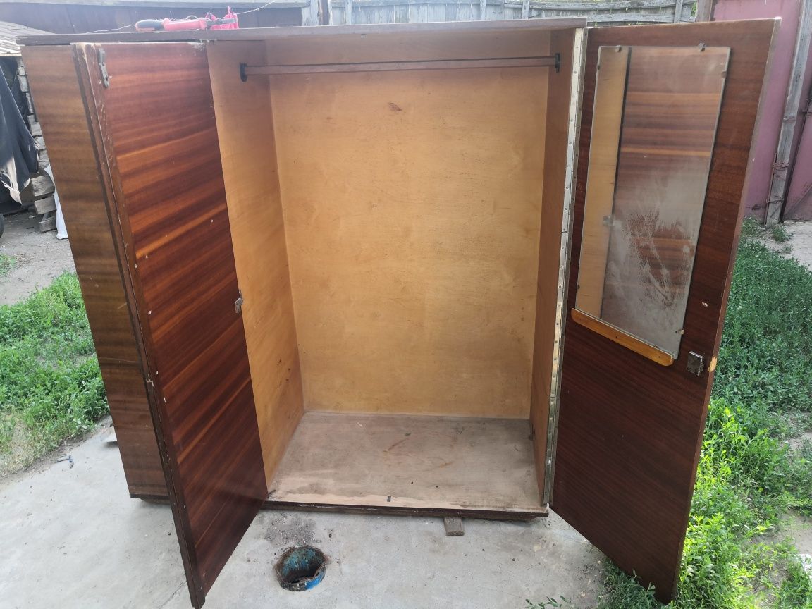 Продам советский шкаф