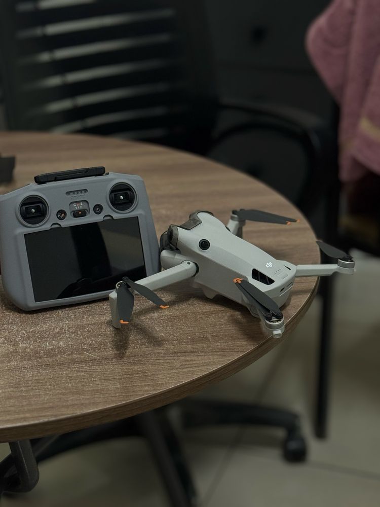 Dji mini 4 pro,новая,в комплекте пульт дистанционного управление,дрон