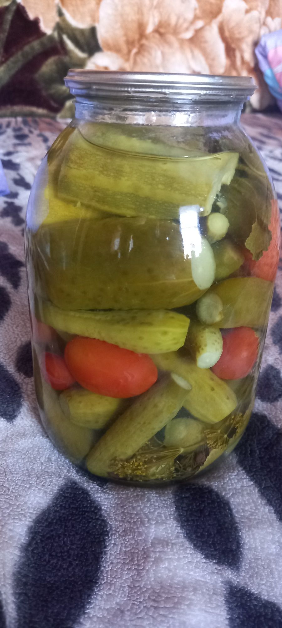 Маринованные огурцы и помидоры