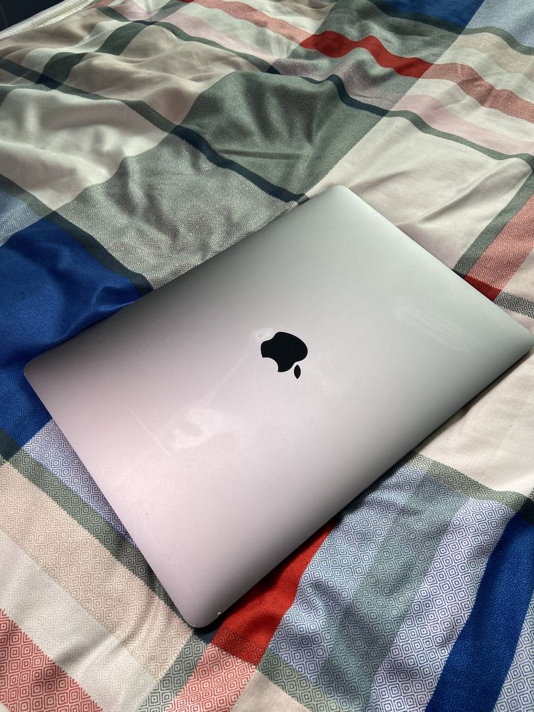 MacBook Pro 13” (2017) в хорошем состоянии!