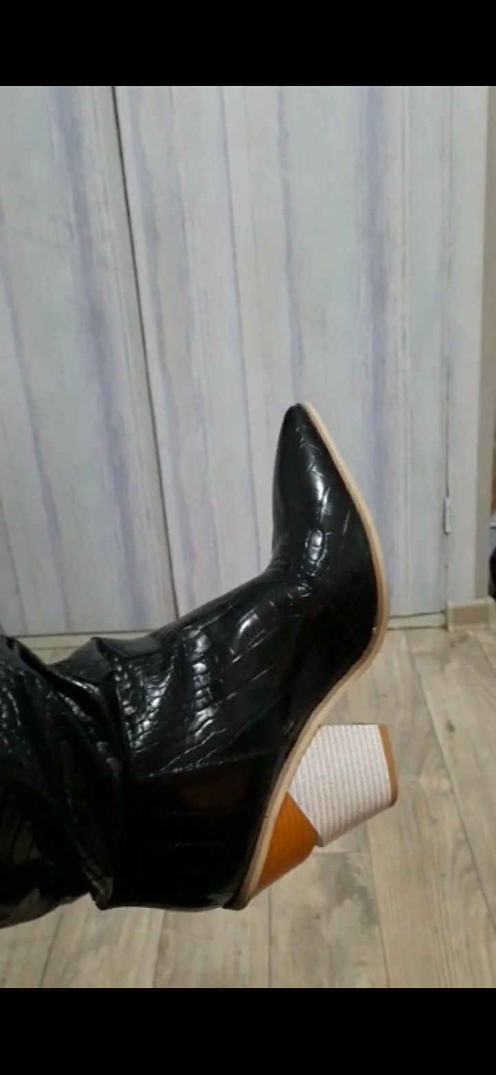 Продам новые весенние сапоги из эко кожи.