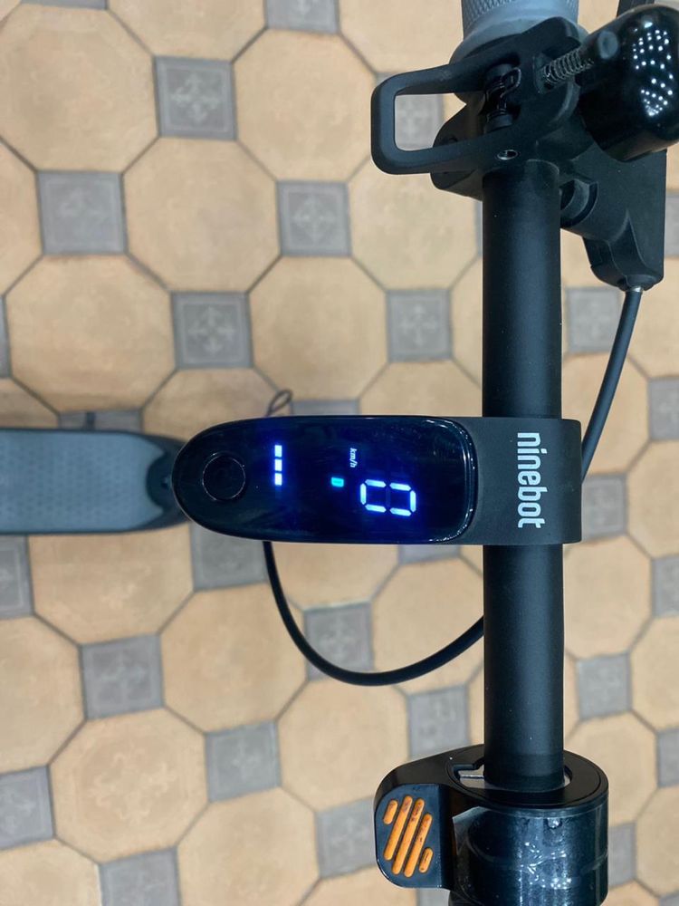 Продаю электро самокат в хорошеем качестве   kickscooter ninebot f20a