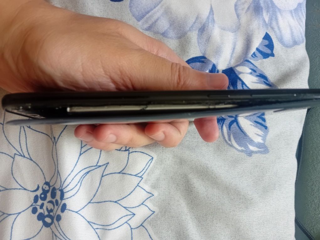 Продам смартфон galaxy A30. Можно на запчасти или замена батарейки!