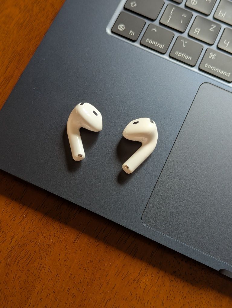 ПРОДАЮ AirPods Pro 4 (с ANC) — наушники как новые, цена ниже рынка
