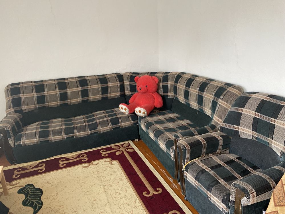Угловой диван и шкаф