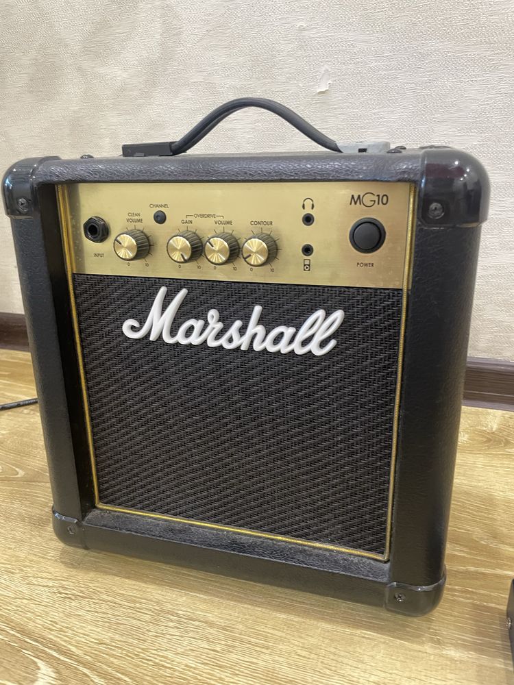 Электрогитра Squier с комбоусилителем Marshall