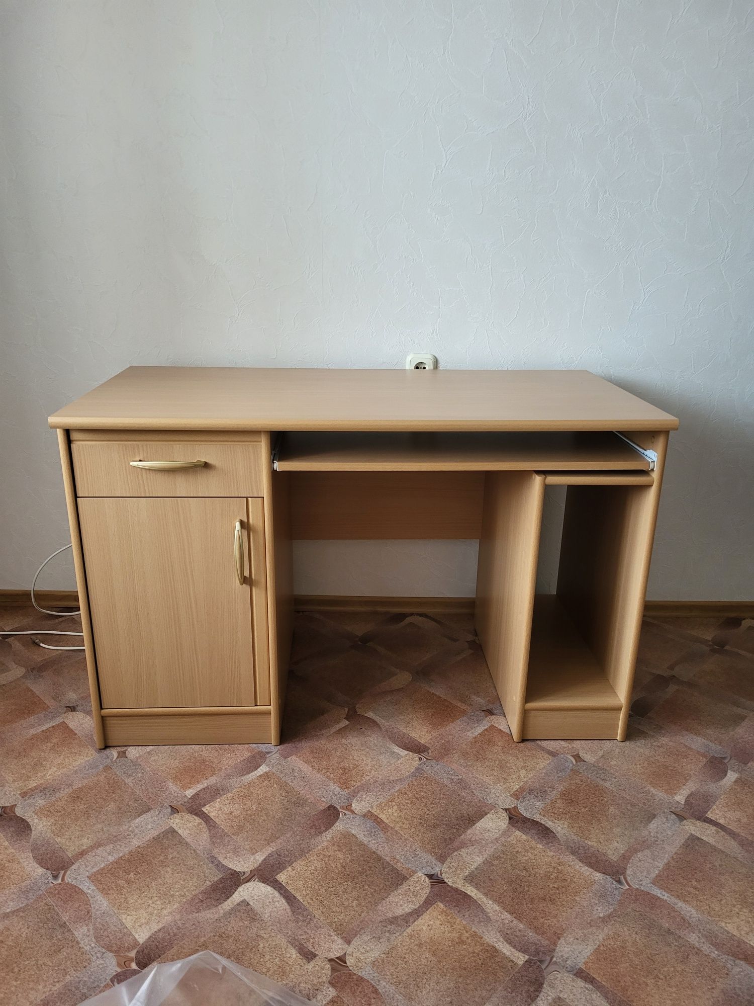 Продаётся компьютерный стол со стулом.