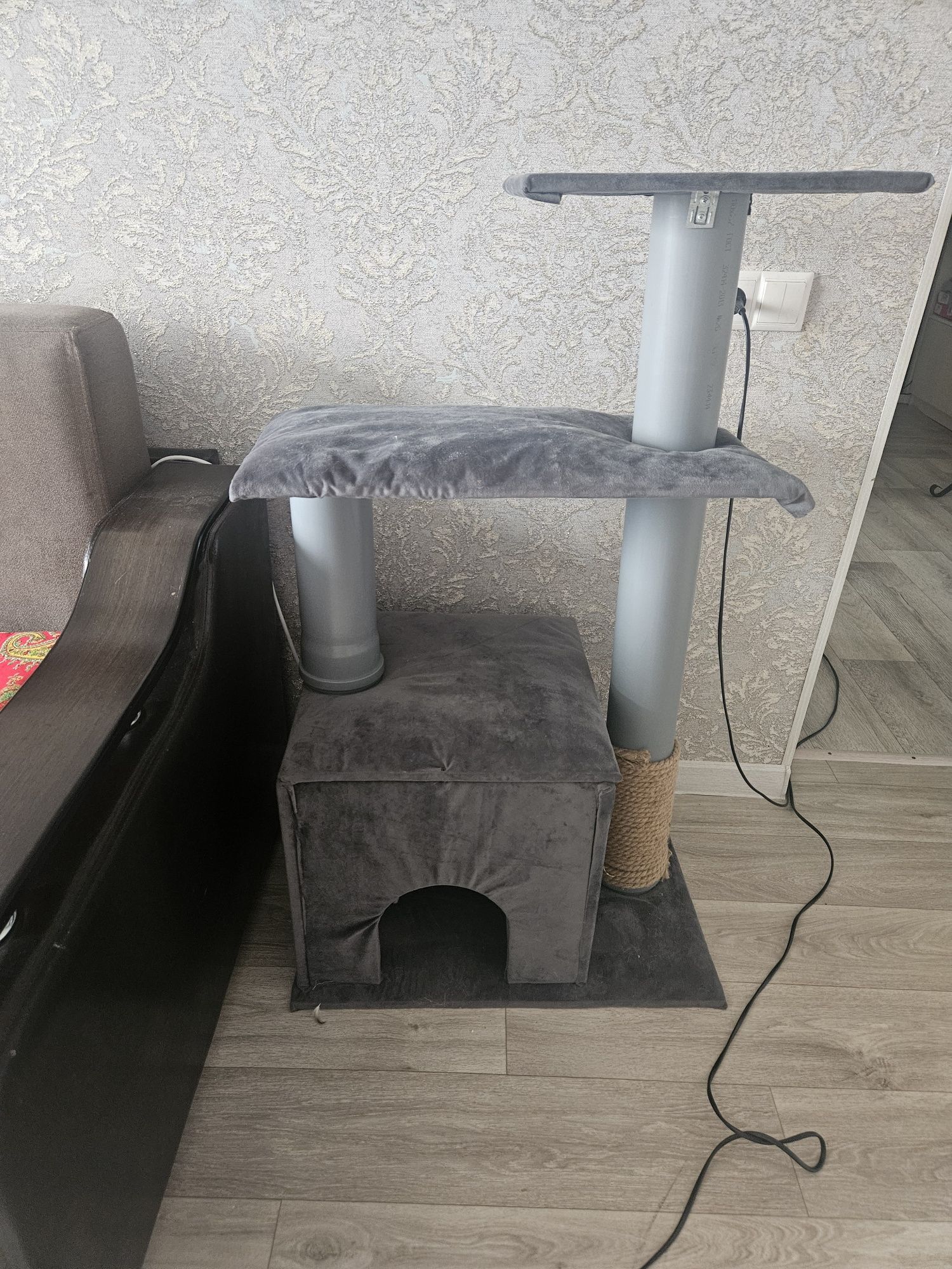 Домик для котят с когтеточкой