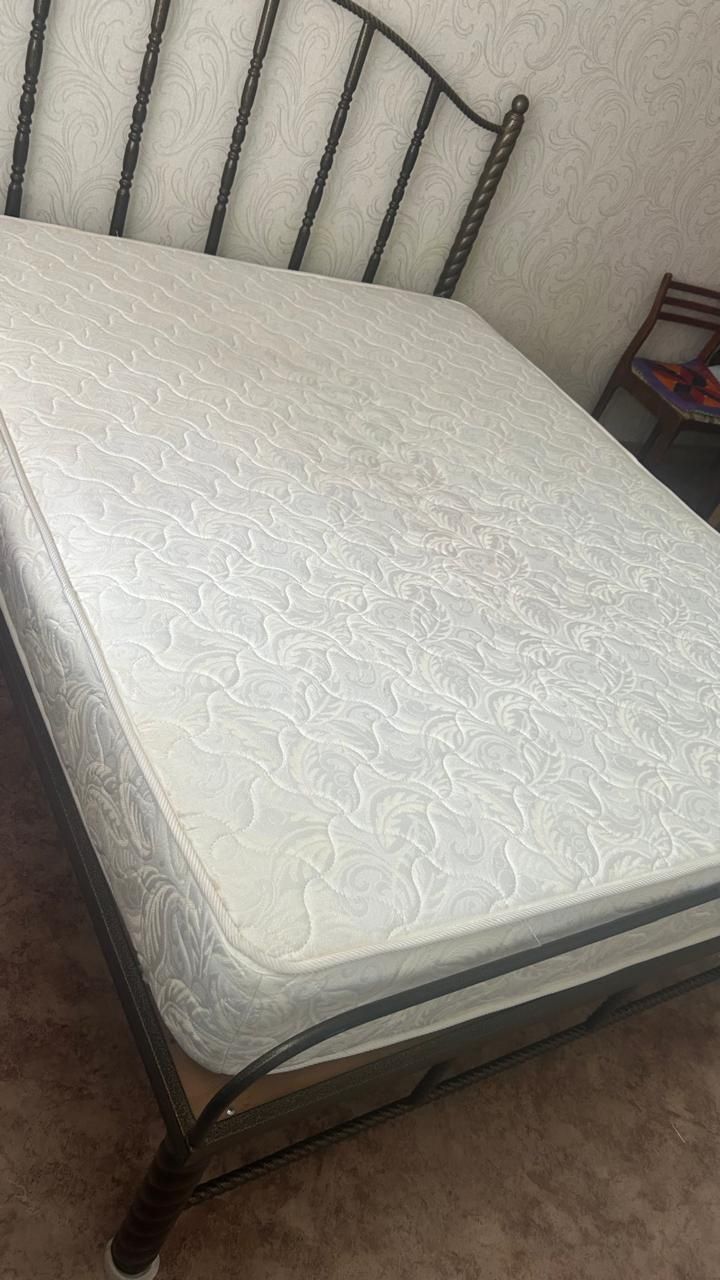 Продам железный кованный кровать +матрац