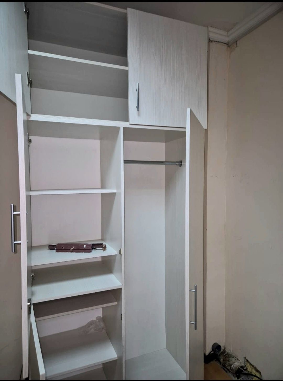 Продам шкафы и столы офисные и другое