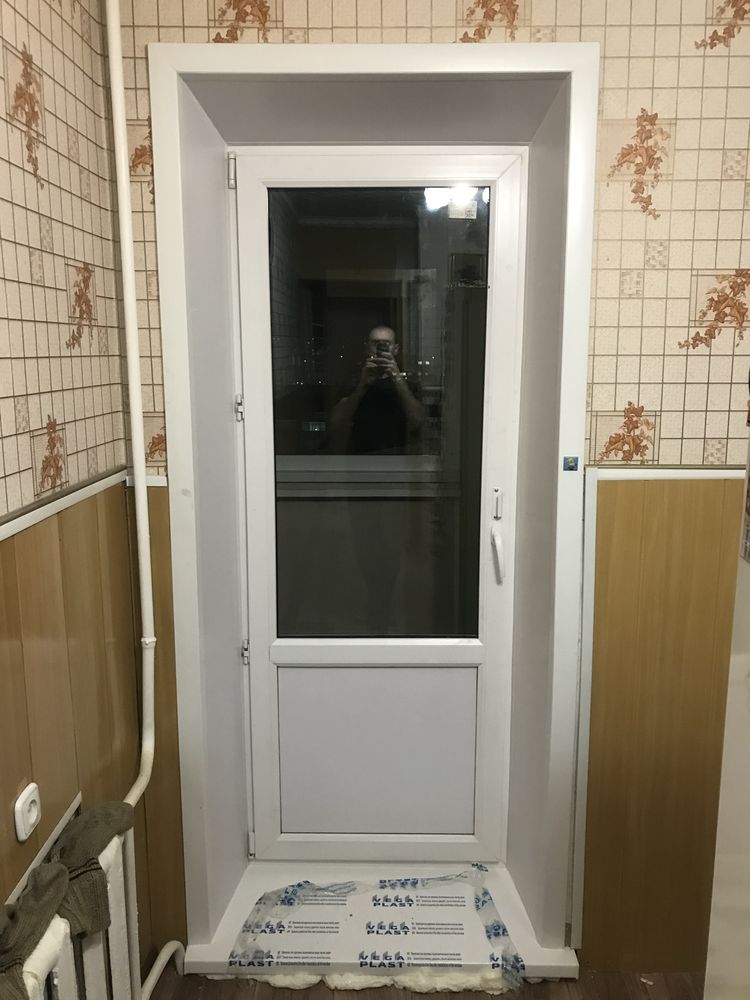Окно из белого цветного профиля