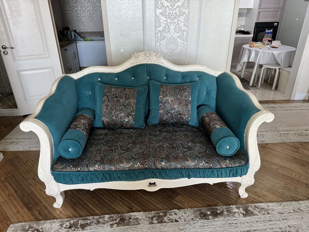 Продам 2 дивана в гостиную из натурального дерева
