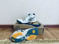 Продоется кроссовки asics