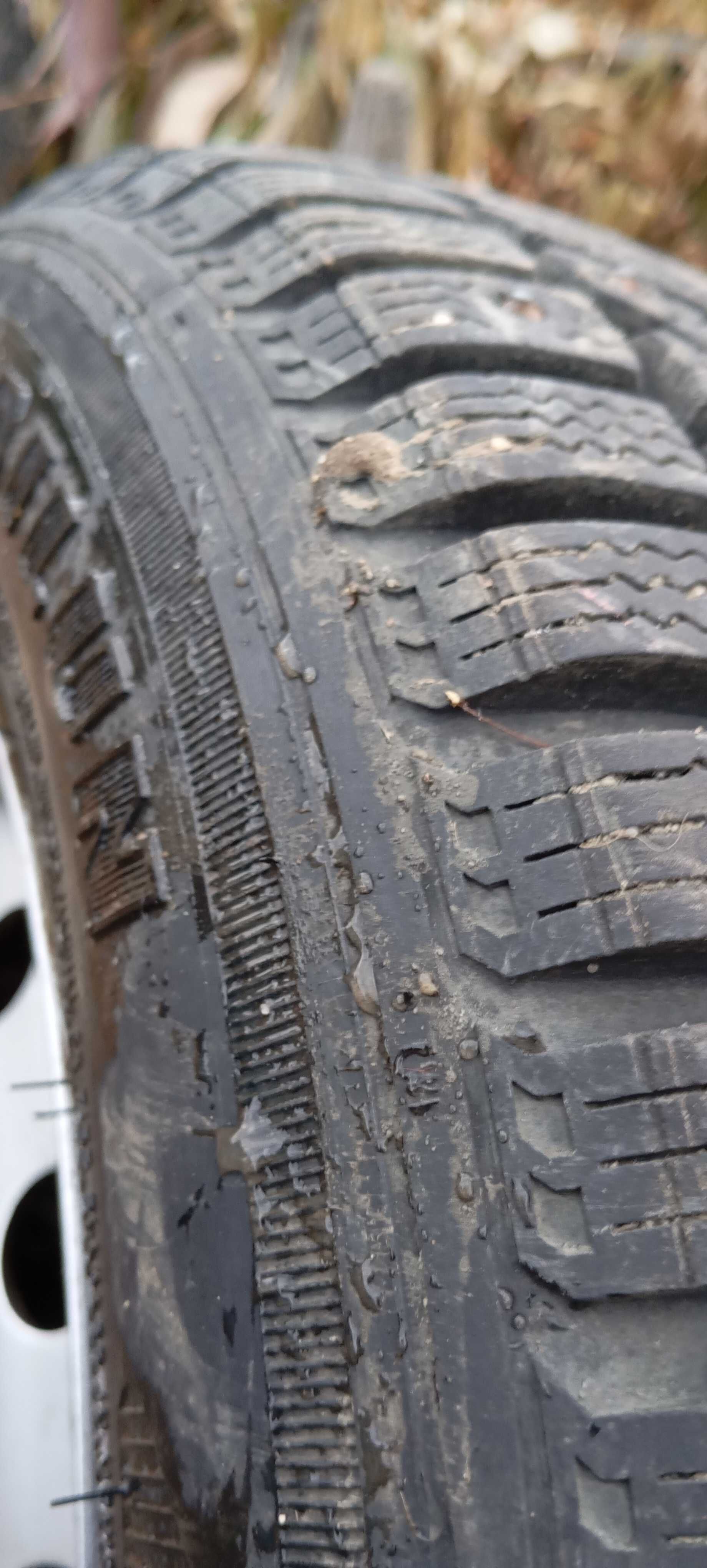 Продам зимнию шипованую резину  на R13 с дисками