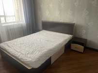 Продам 2х спальнюю кровать с матрасом и 2 тумбочками